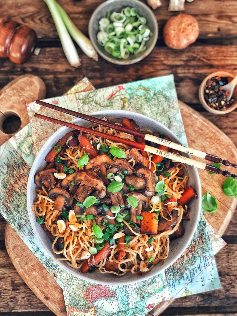 Nouilles sautées au tofu aux herbes, petits pois, carottes et sauce piquante  faible en calories, riche en protéines