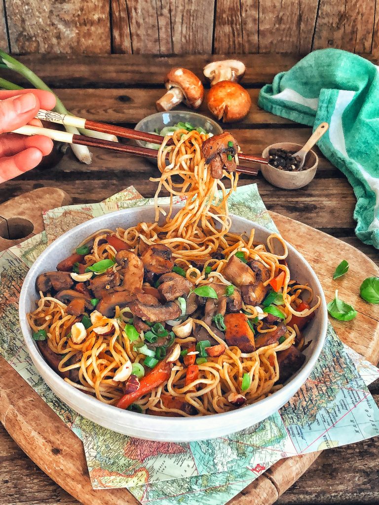 Nouilles chinoises aux champignons noirs et sauce soja 