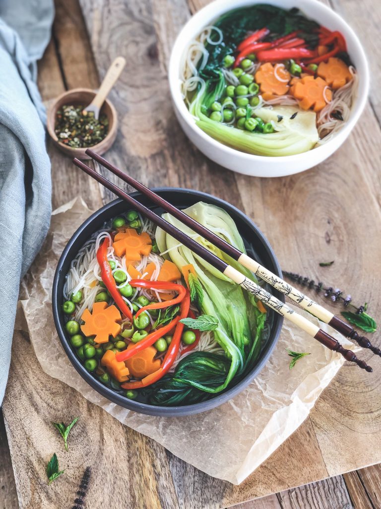 Bouillon de nouilles de riz et petits légumes