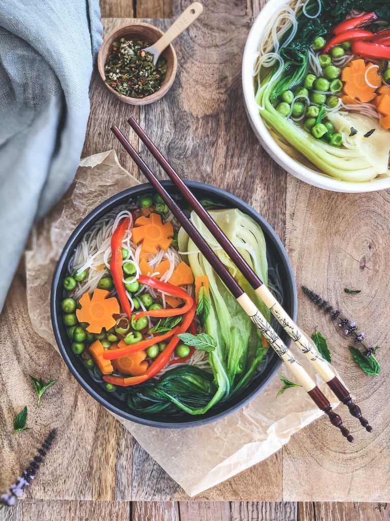 Bouillon de nouilles de riz et petits légumes