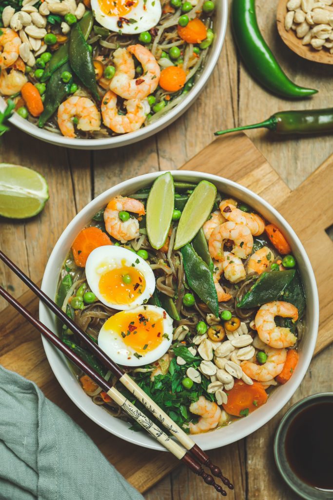 Ramen aux crevettes, petits légumes et œuf mollet