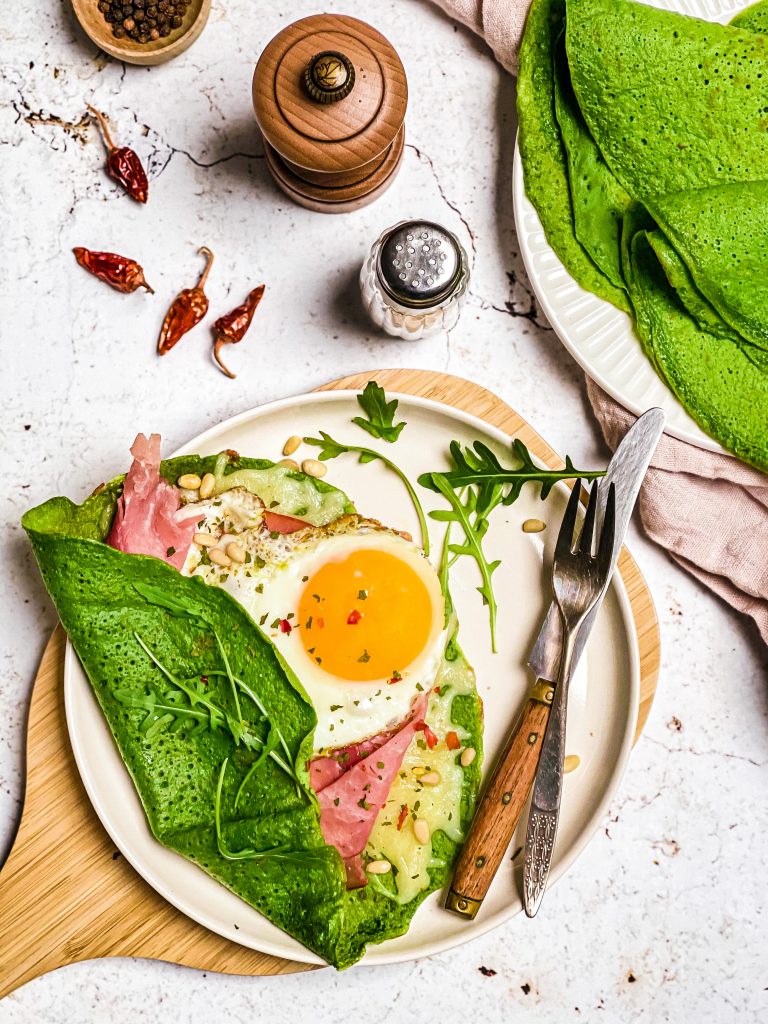 Crêpes farcies aux épinards et aux œufs brouillés au fromage