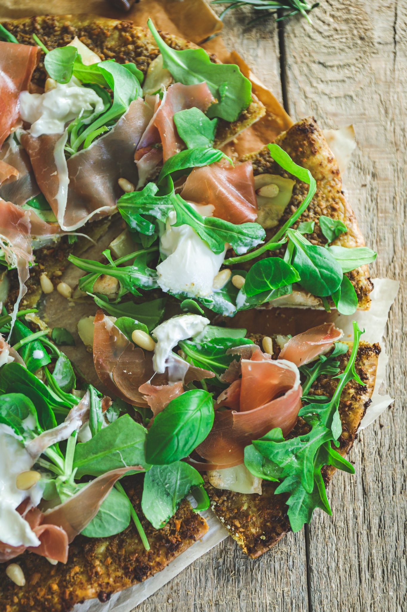 Pizza au pesto, jambon cru et burrata