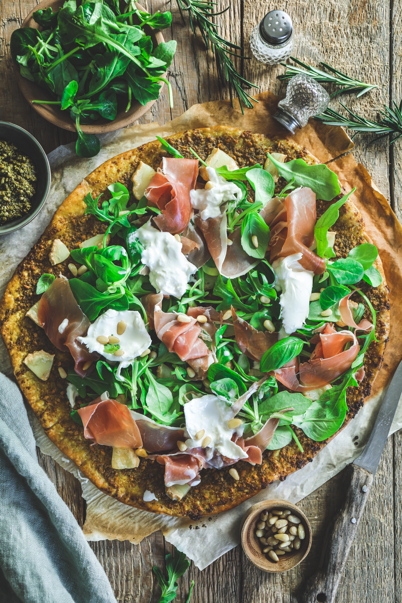 Pizza au pesto, jambon cru et burrata
