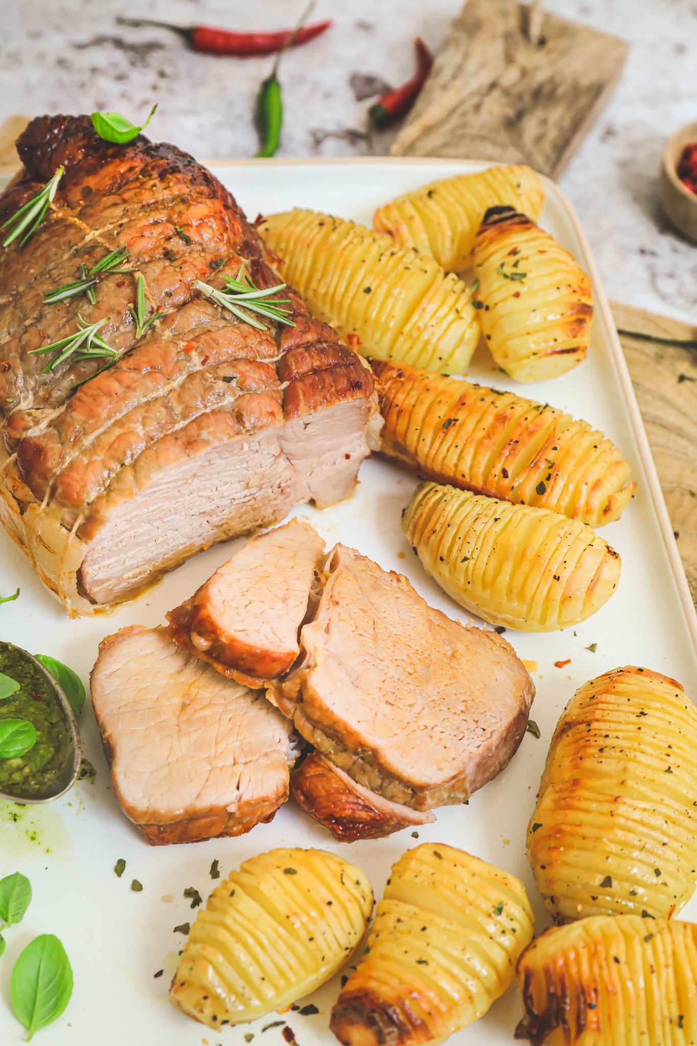 Rôti de veau, pommes de terre hasselback et sauce aux herbes fraîches