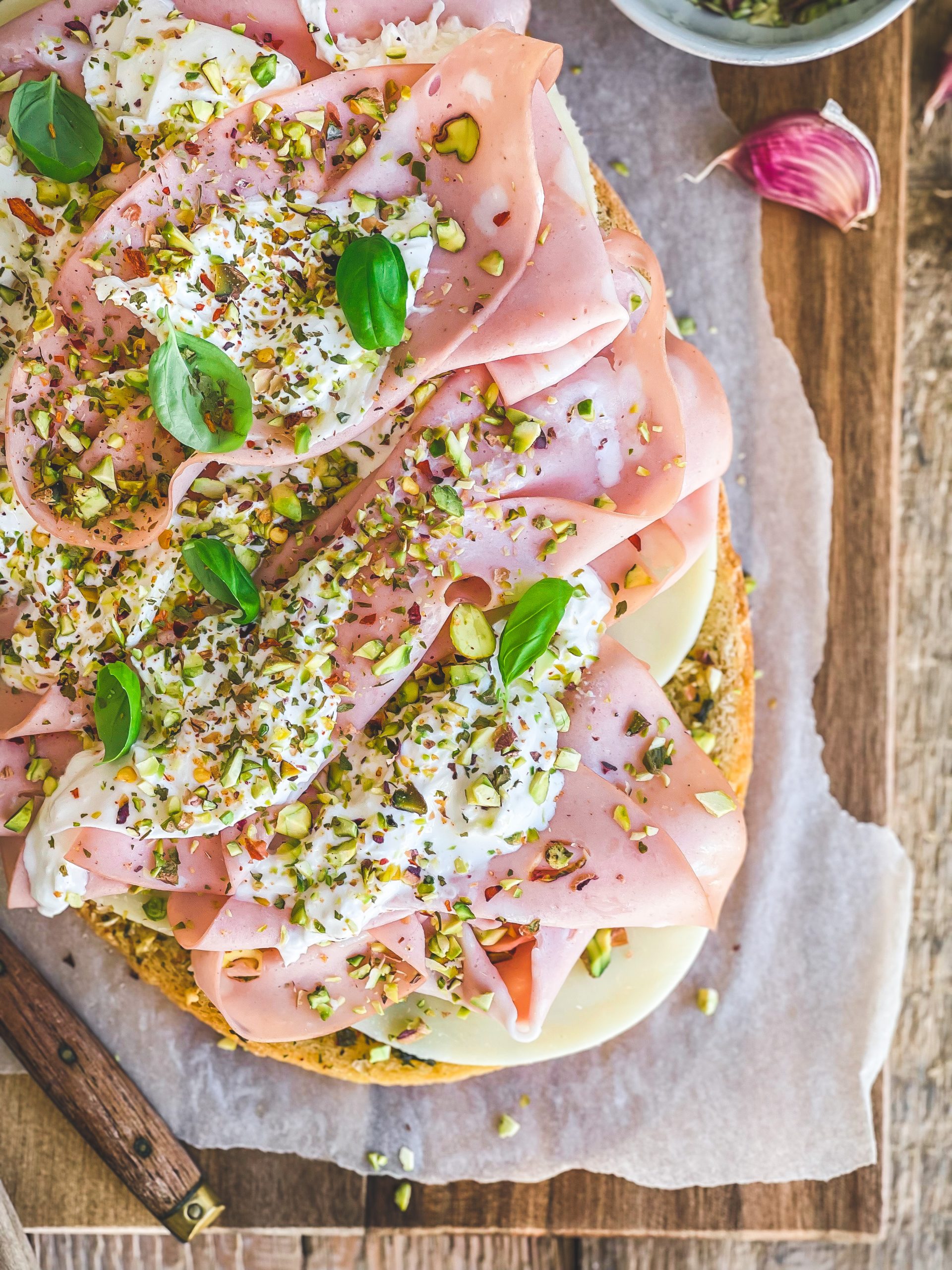 Bruschetta à la mortadella, provoletta, burrata et éclats de pistache