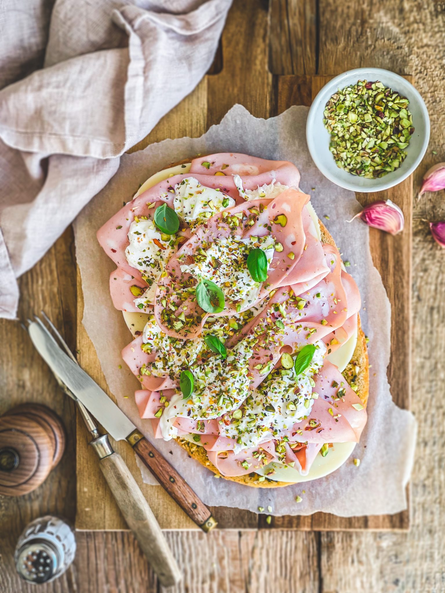 Bruschetta à la mortadella, provoletta, burrata et éclats de pistache