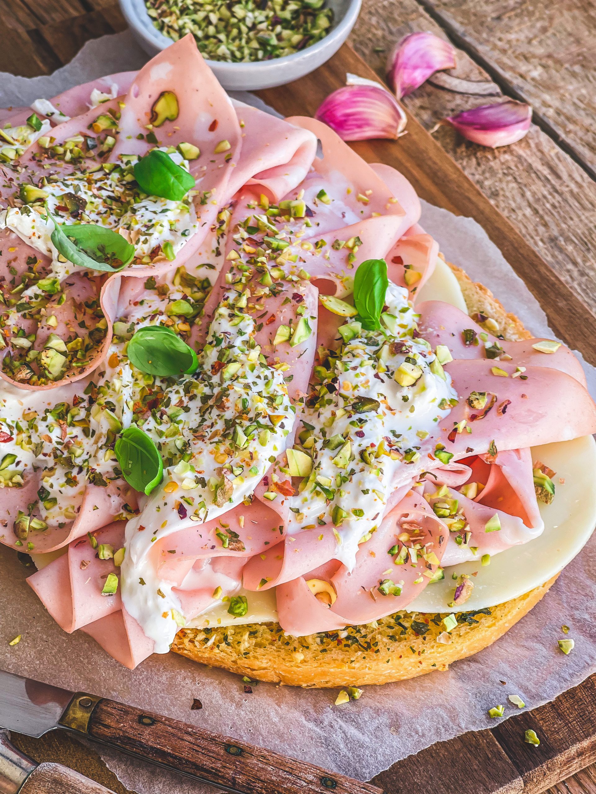 Bruschetta à la mortadella, provoletta, burrata et éclats de pistache