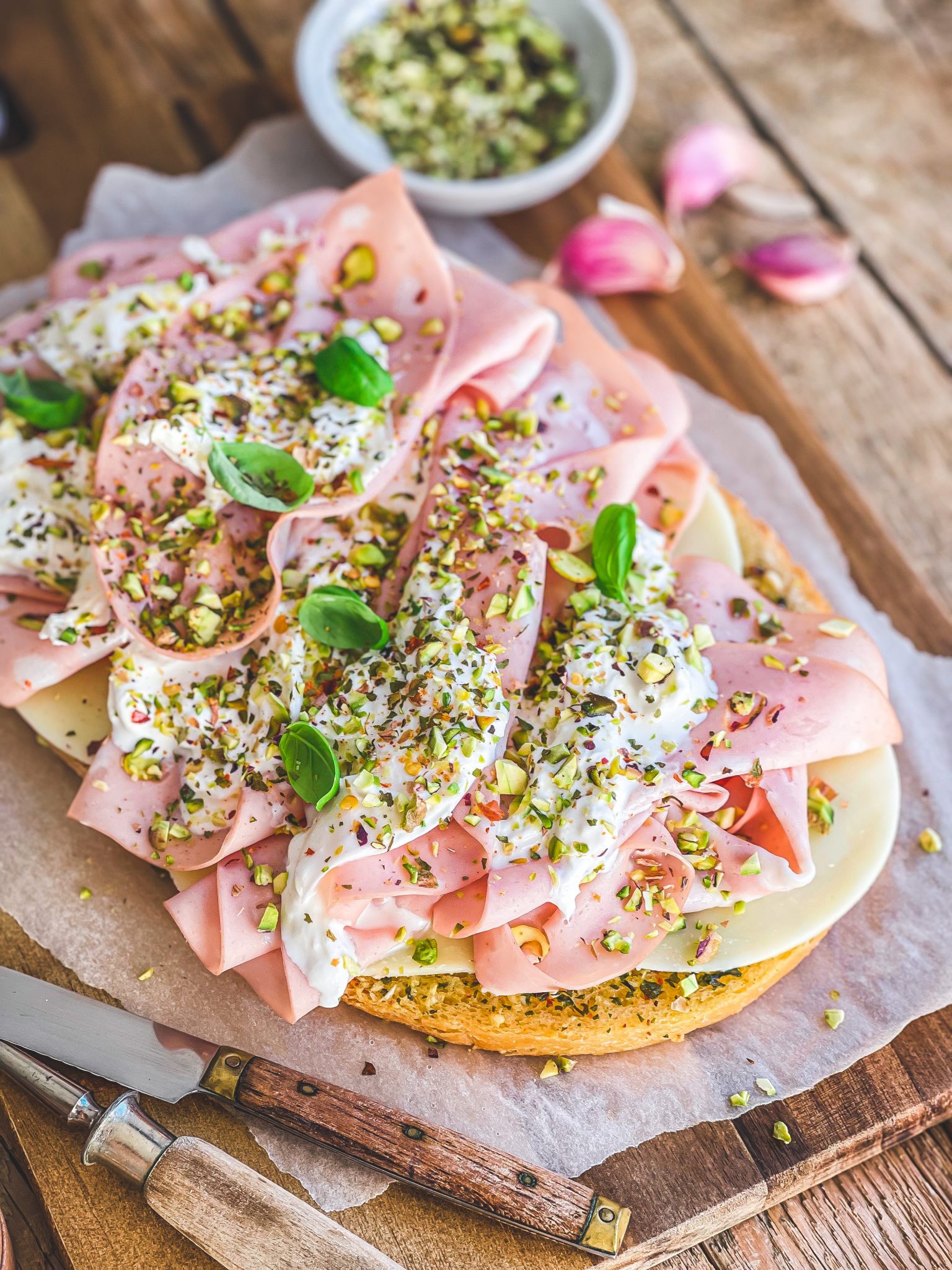 Bruschetta à la mortadella, provoletta, burrata et éclats de pistache