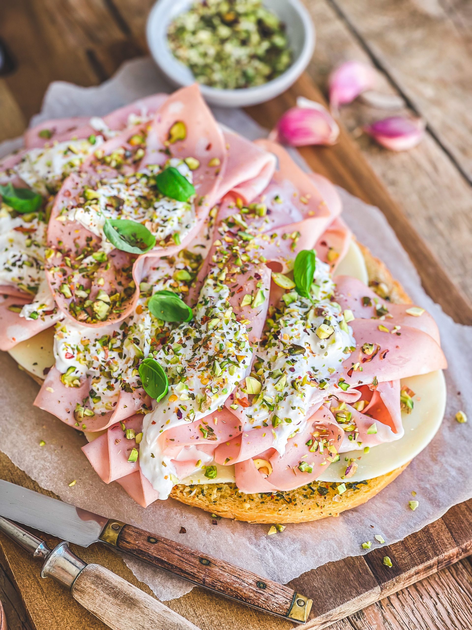 Bruschetta à la mortadella, provoletta, burrata et éclats de pistache